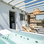 Silvair Jacuzzi Suites, Mykonos Holiday home